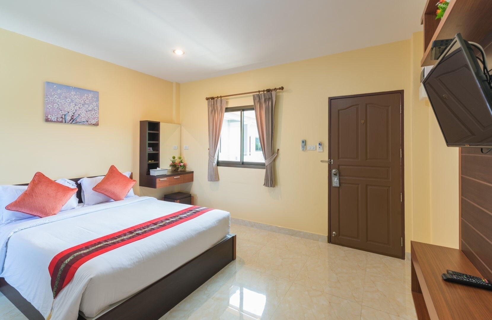 studio | individually decorated, blackout curtains, free wifi, bed sheets