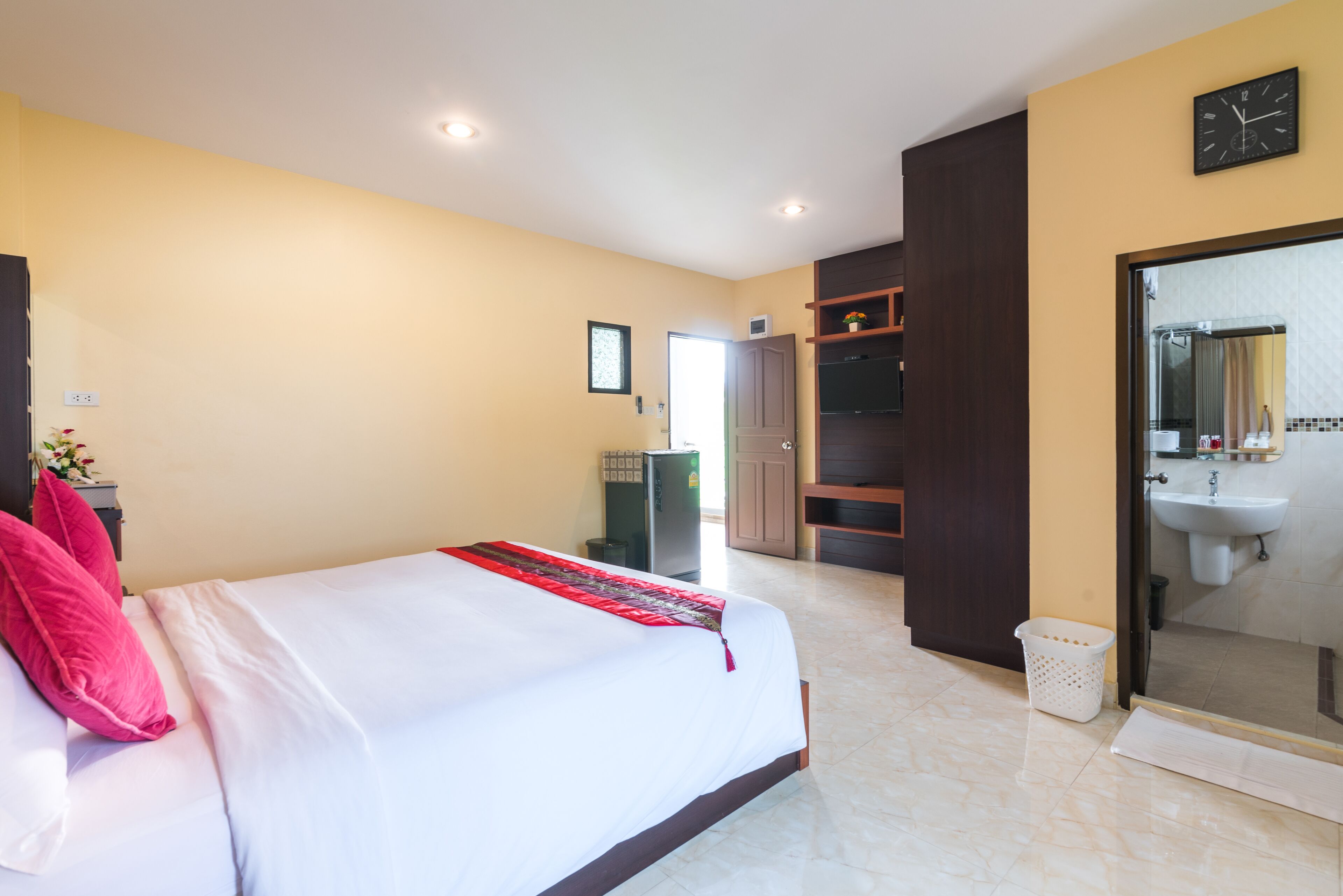 double room | individually decorated, blackout curtains, free wifi, bed sheets