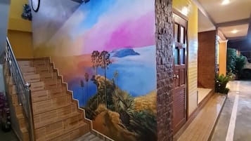 Televisi layar datar 32-inci dengan saluran TV satelit dan TV