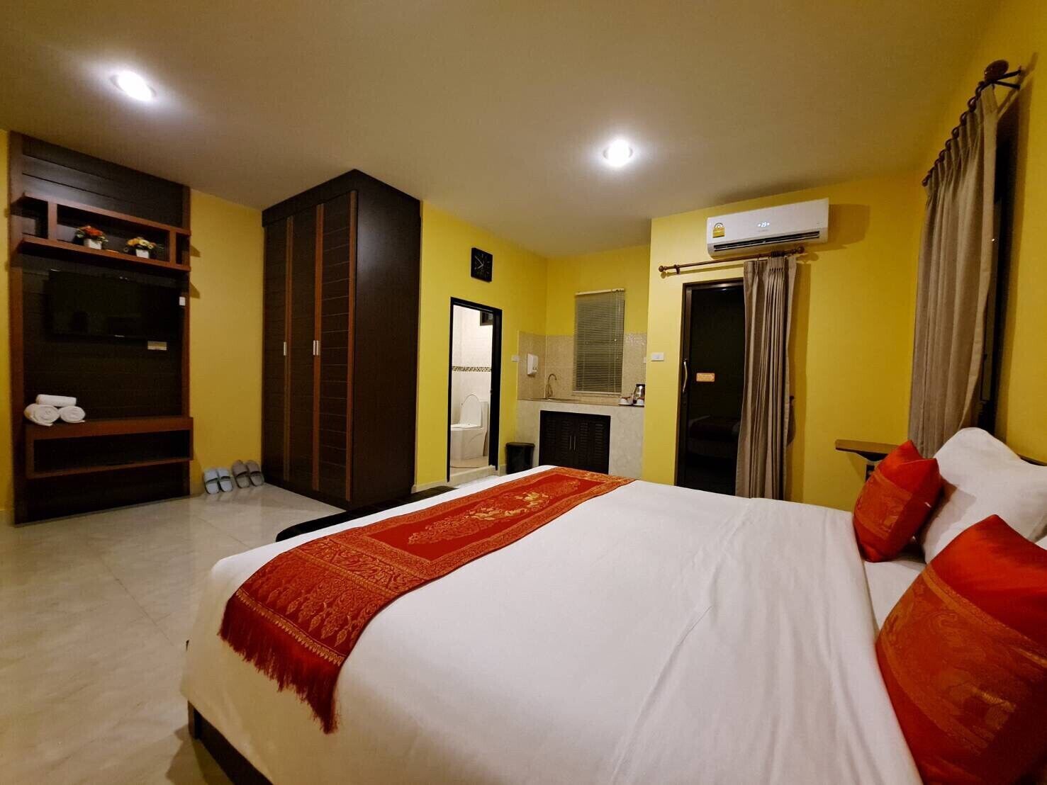 double room | individually decorated, blackout curtains, free wifi, bed sheets