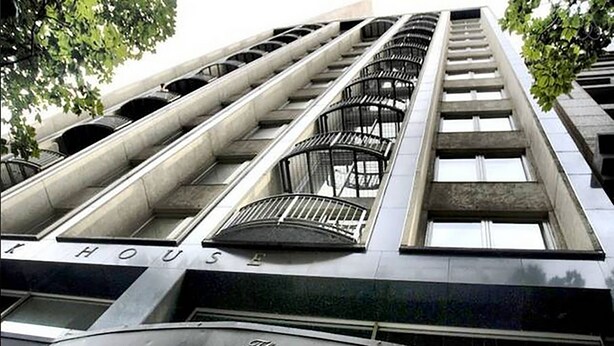 Um edifício moderno com várias varandas e uma placa com a inscrição "The MARK".