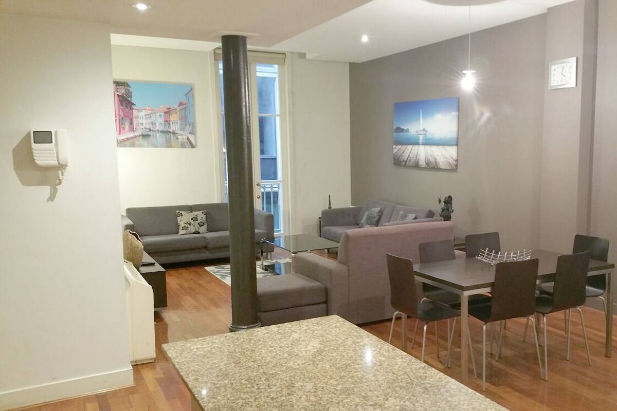 Apartamento conforto, 3 quartos | Área de estar | TV de tela plana