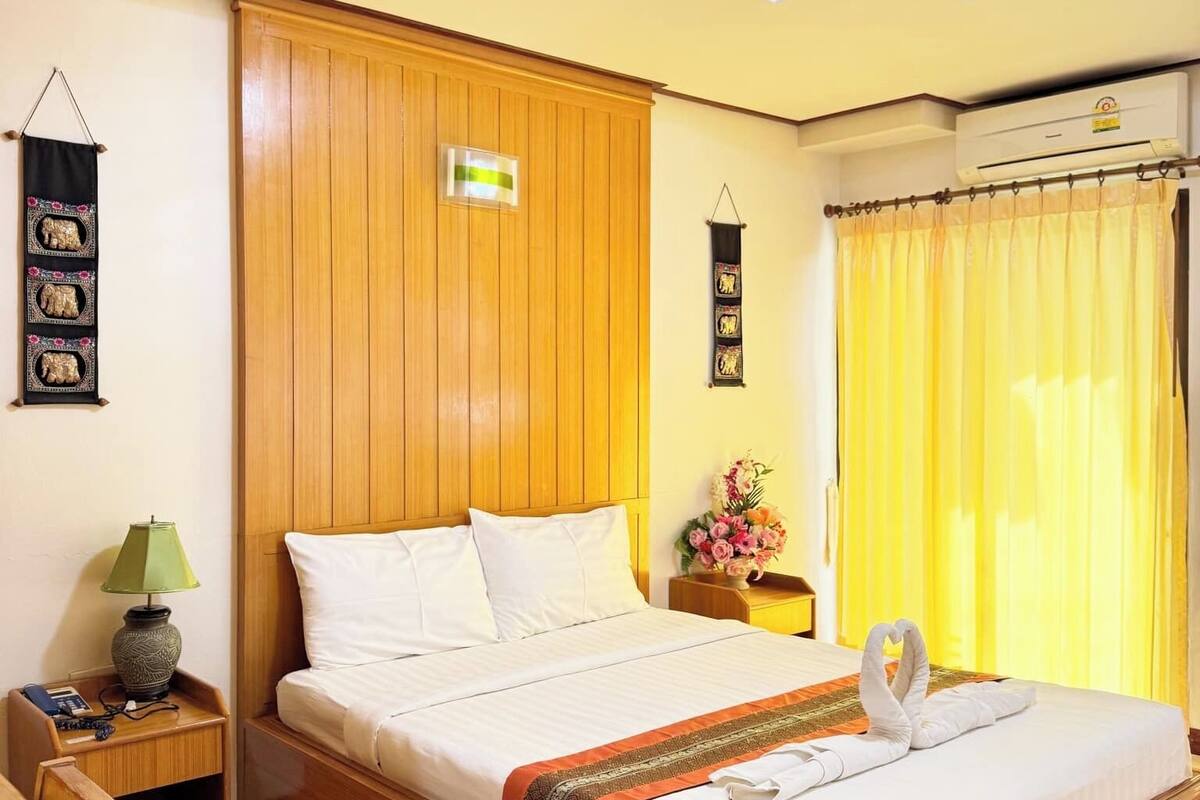 Quarto casal clássico | 1 quarto, escrivaninha, Wi-Fi de cortesia, roupa de cama