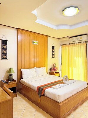 Quarto casal clássico | Escrivaninha, Wi-Fi de cortesia, roupa de cama