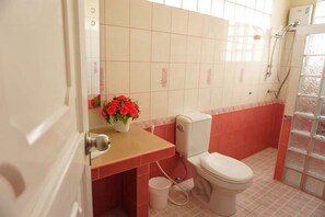 Quarto standard | Banheiro | Chuveiro, produtos de toalete grátis, toalhas de banho 