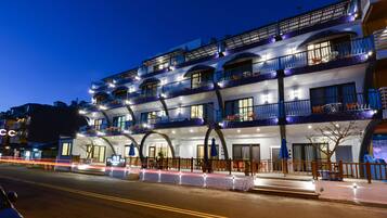 Fassade der Unterkunft – Abend/Nacht