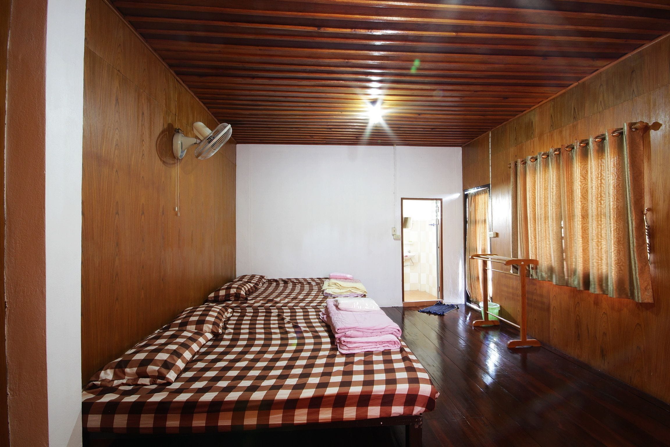 Holiday Home | Free WiFi