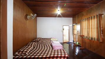 Holiday Home | Free WiFi