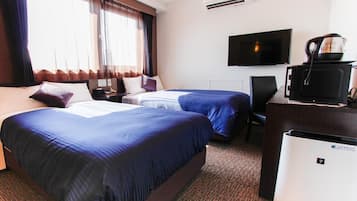 Ein Hotelzimmer mit zwei Betten, einem Flachbildfernseher, einer Kaffeemaschine und einer Klimaanlage.