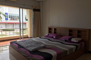 Standard Double Room | Desk, blackout drapes, soundproofing, iron/ironing board - Eve Place Pattaya (Pattaya)