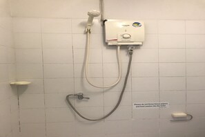 Dusj, toalettartikler (inkludert), hårføner og bidé
