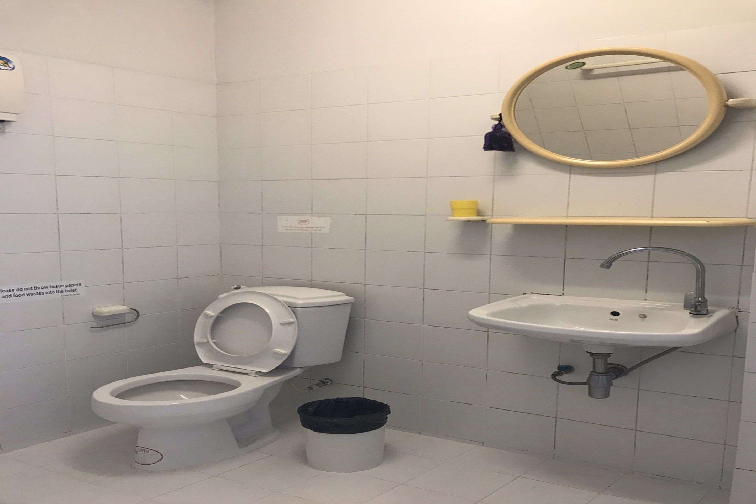 Douche, articles de toilette gratuits, sèche-cheveux, bidet