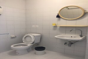 ฝักบัว, ของใช้ในห้องน้ำฟรี, ไดร์เป่ าผม (มีให้บริการตามคำขอ)