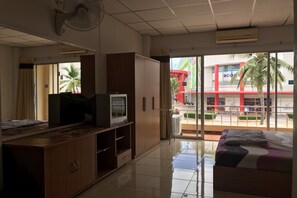 ห้องสแตนดาร์ดดับเบิล | โต๊ะทำงาน, ผ้าม่านกันแสง, ห้องเก็บเสียง, เตารีด/โต๊ะรีดผ้า