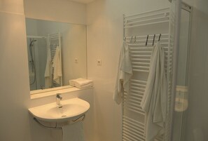 Quadruple Room, Private Bathroom | Bathroom | Shower, free toiletries, hair dryer, towels - Lobagola B&B (Zagreb)