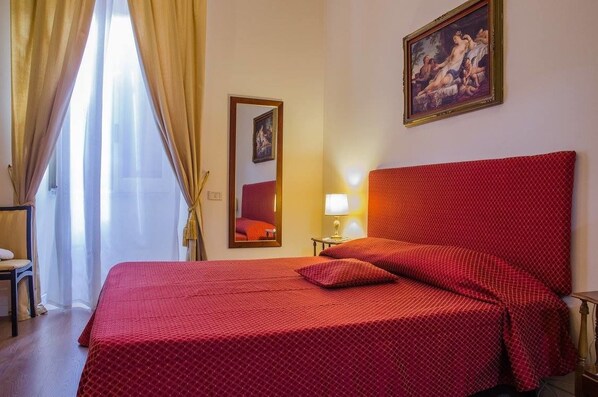 Chambre économique double | Coffre-fort, bureau, lit de bébé (gratuit), accès au Wi-Fi (inclus)