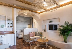 Studio - havsutsikt | Minibar, värdeförvaringsskåp på rummet, skrivbord och gratis barnsängar