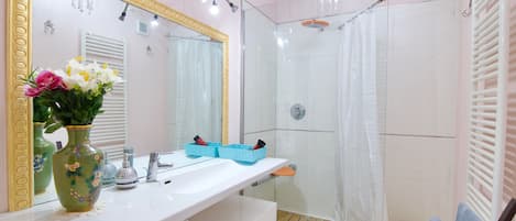 Apartamento, 2 quartos | Banheiro | Chuveiro, produtos de toalete grátis, secador de cabelo, bidê