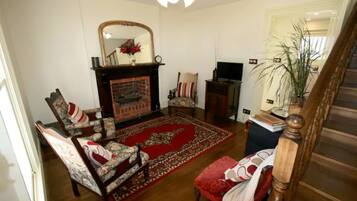 Cottage, 3 Bedrooms | Living room | Flat-screen TV, fireplace