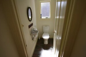 Cottage, 3 Bedrooms | Bathroom | Combined shower/bathtub, free toiletries, hair dryer, towels - Annies Garden Cottage (South Hobart)