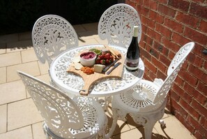 Outdoor dining - Annies Garden Cottage (South Hobart)