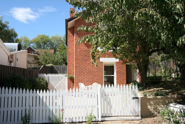 Property entrance - Annies Garden Cottage (South Hobart)