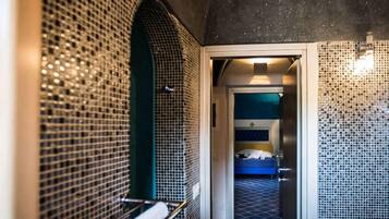 Kamar Double Comfort, dapur kecil, pemandangan laut | Kamar mandi | Shower, perlengkapan mandi gratis, pengering rambut, dan jubah mandi