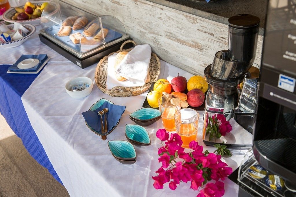 Un buffet de petit-déjeuner proposant des viennoiseries, des fruits et des boissons.