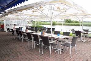 Outdoor dining - Hotel Zum Alten Fährhaus (Wrohm)