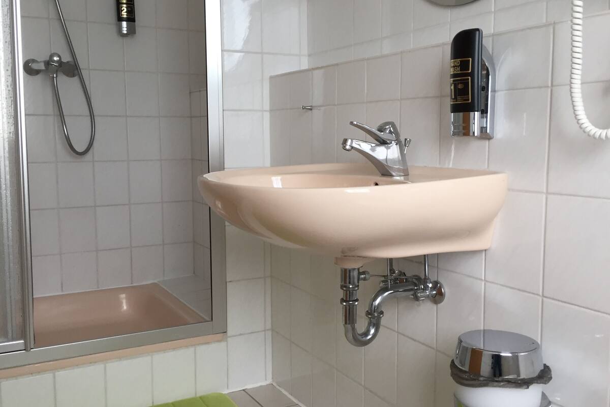 double room | bathroom | shower, free toiletries, hair dryer, towels