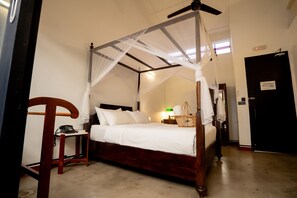 Signature Double Room, 1 Queen Bed, Courtyard View | In-room safe, desk, laptop workspace, iron/ironing board - Tian Jing Hotel (Kuala Lumpur)