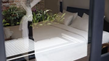 Signature-Doppelzimmer, 1 Queen-Bett, Blick auf den Innenhof | Zimmersafe, Schreibtisch, laptopgeeigneter Arbeitsplatz