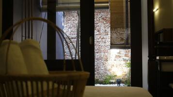 Caja de seguridad en la habitación y tabla de planchar con plancha