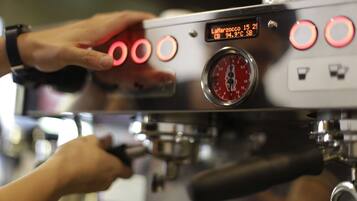 Primer plano de una máquina de café con pantalla digital que muestra la temperatura.