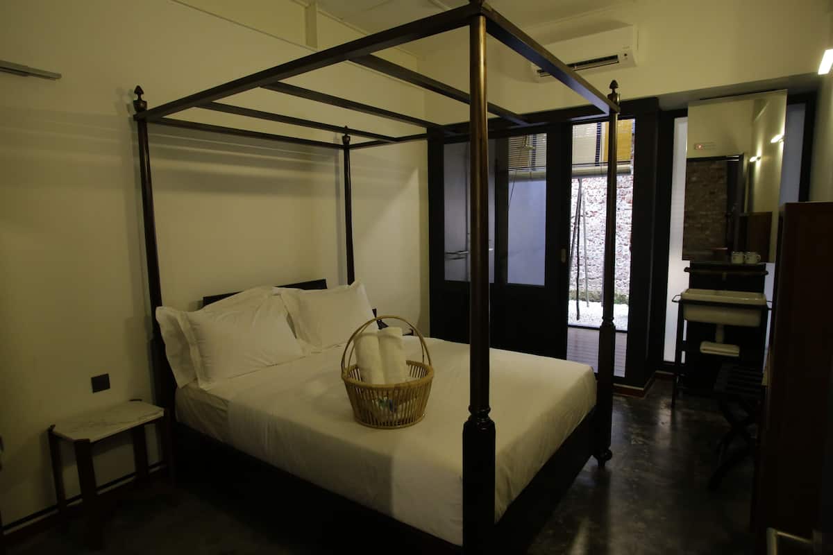 Deluxe tweepersoonskamer, 1 queensize bed, patio | Een kluis op de kamer, een strijkplank/strijkijzer, gratis wifi