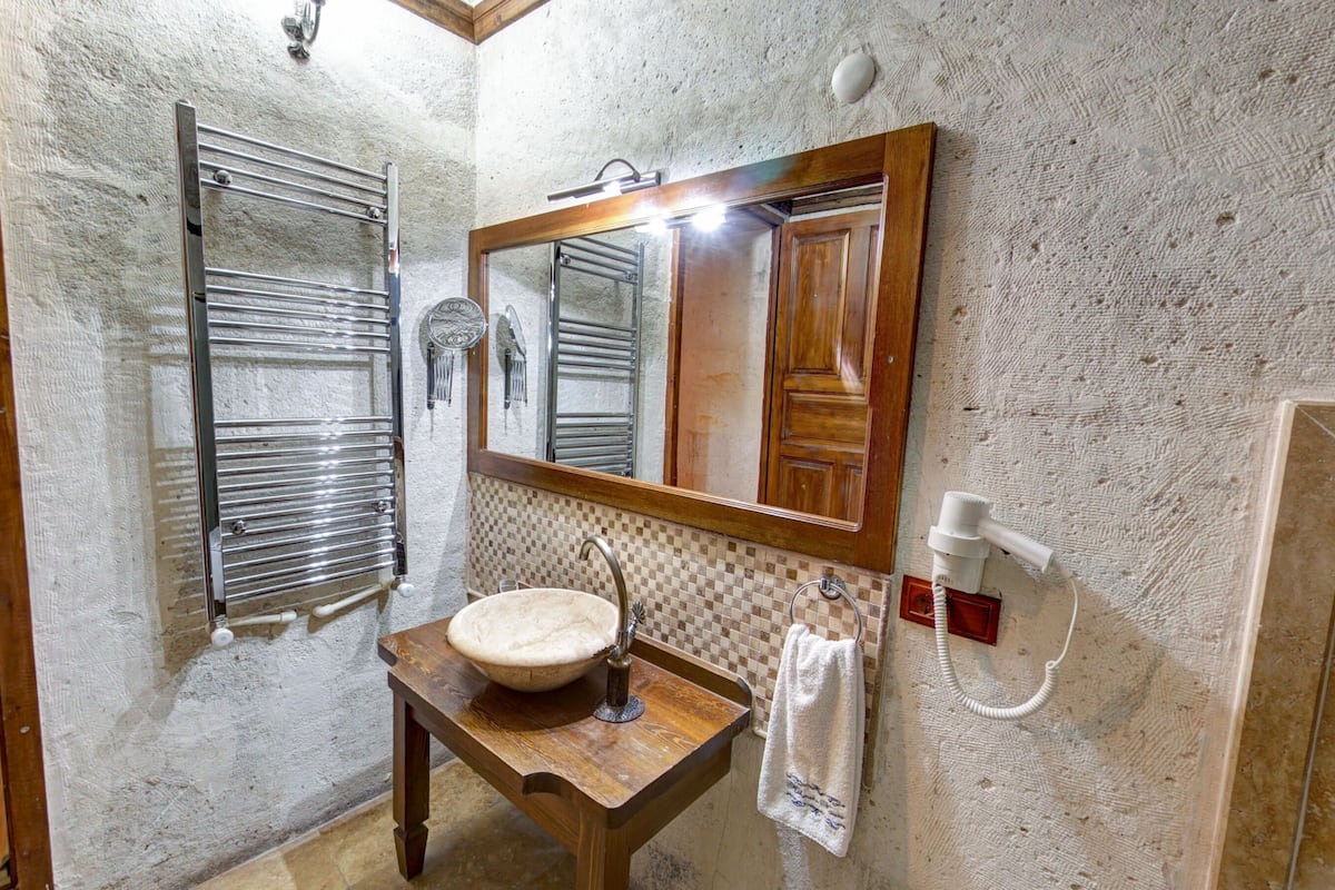 konak triple room | bathroom | shower, free toiletries, hair dryer, bathrobes