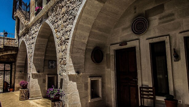 Un edificio storico con balconi ad arco e pareti in pietra.