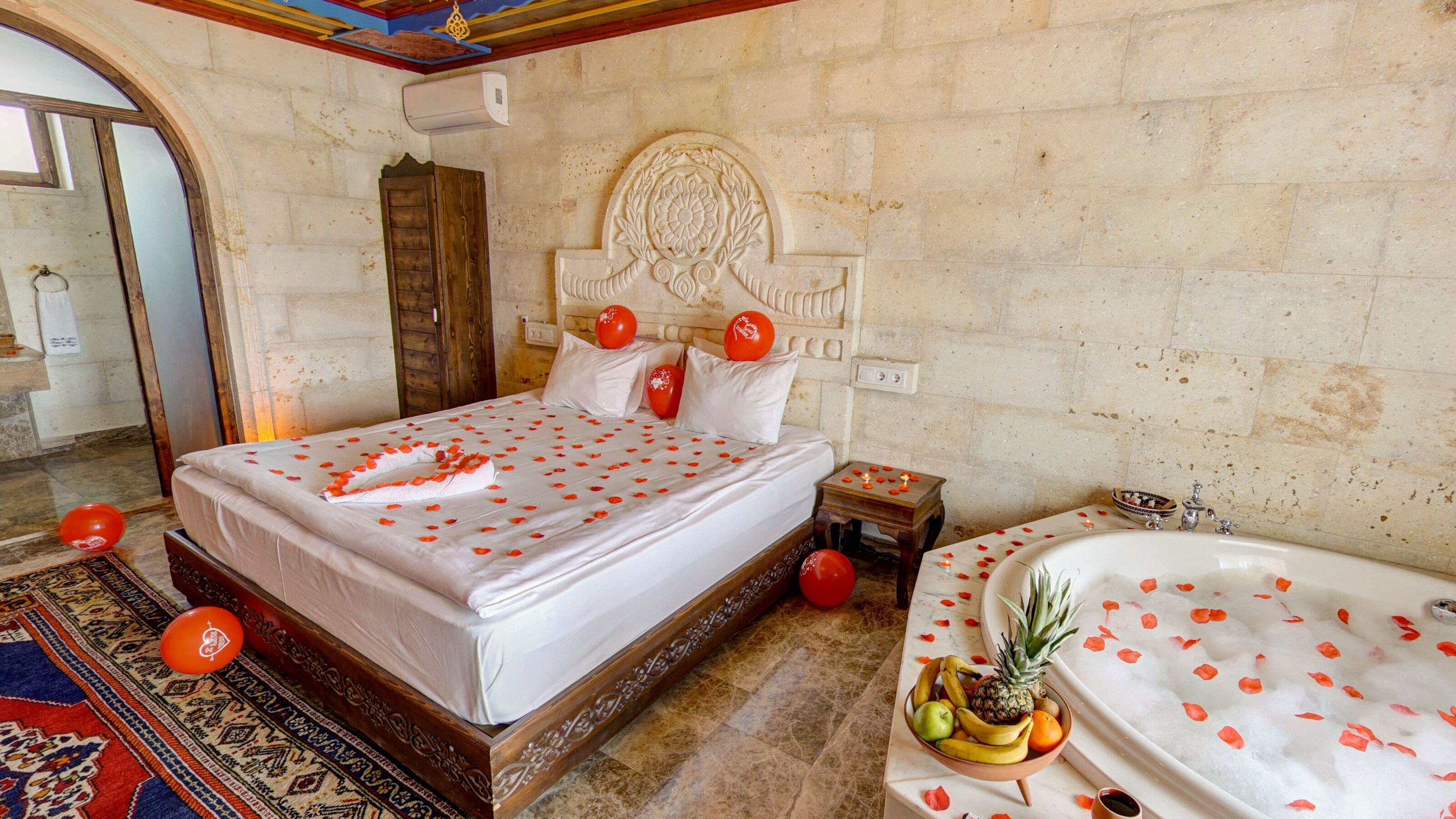 King Room with Jacuzzi | Egyptian cotton sheets, premium bedding, Select Comfort beds, desk