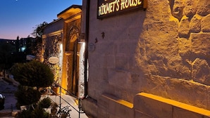 Un edificio con un cartello che riporta "Hikmet's House" di notte.