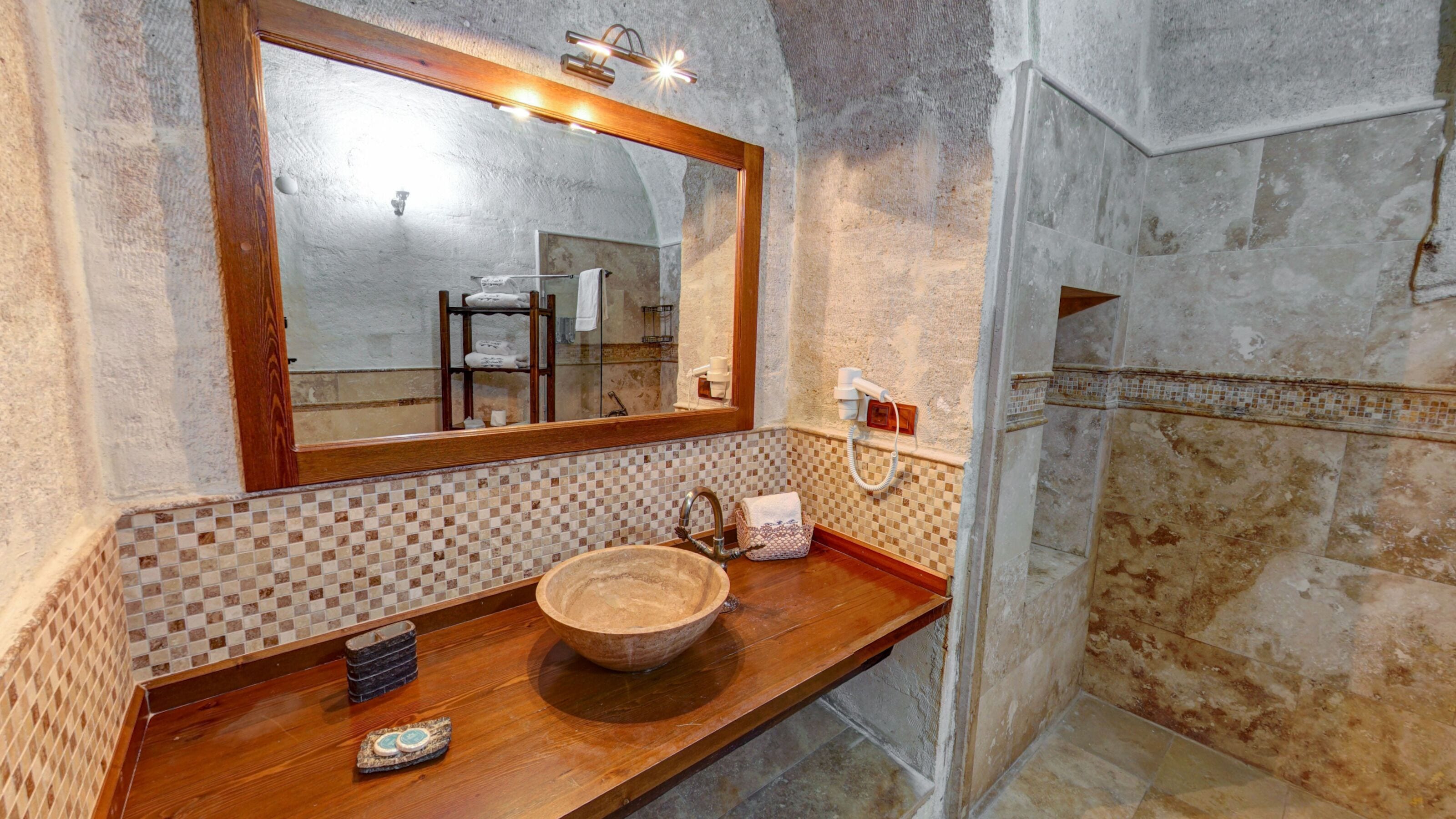 Konak Double Room | 浴室 | 淋浴設備、免費梳洗用品、風筒、浴袍