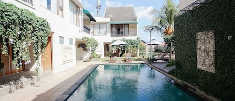 Una piscina al aire libre