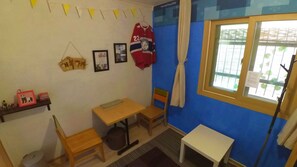 Budget Twin Room (Koreans Not Allowed) | Free WiFi - Gangneung Station Guesthouse (Gangneung)