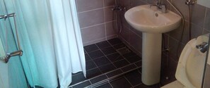 Family Room (Koreans Not Allowed) | Bathroom | Shower, free toiletries - Gangneung Station Guesthouse (Gangneung)