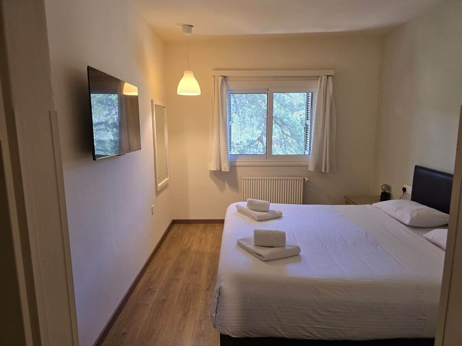 double or twin room | in-room safe, desk, free wifi, bed sheets