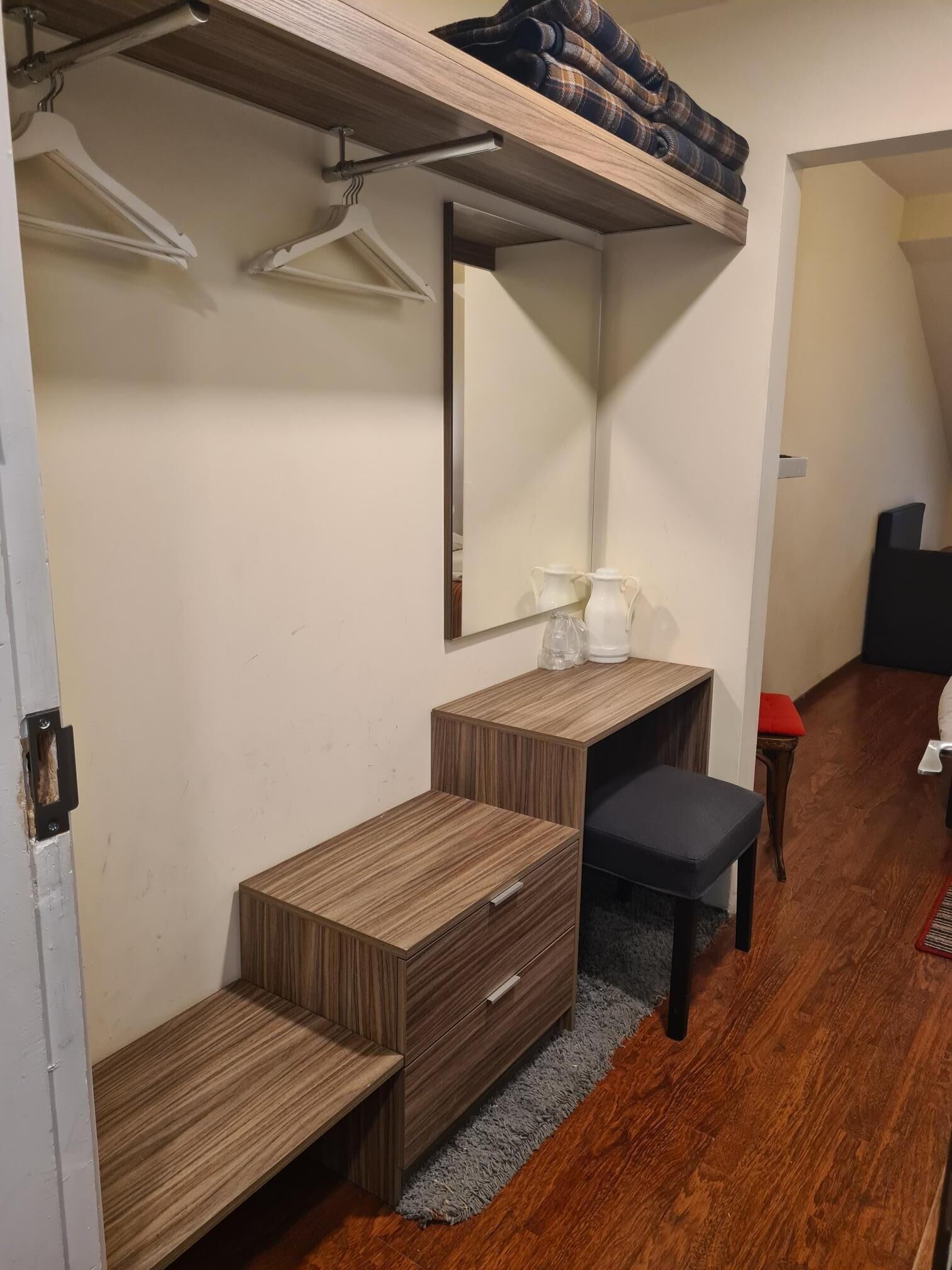 family room | in-room safe, desk, free wifi, bed sheets