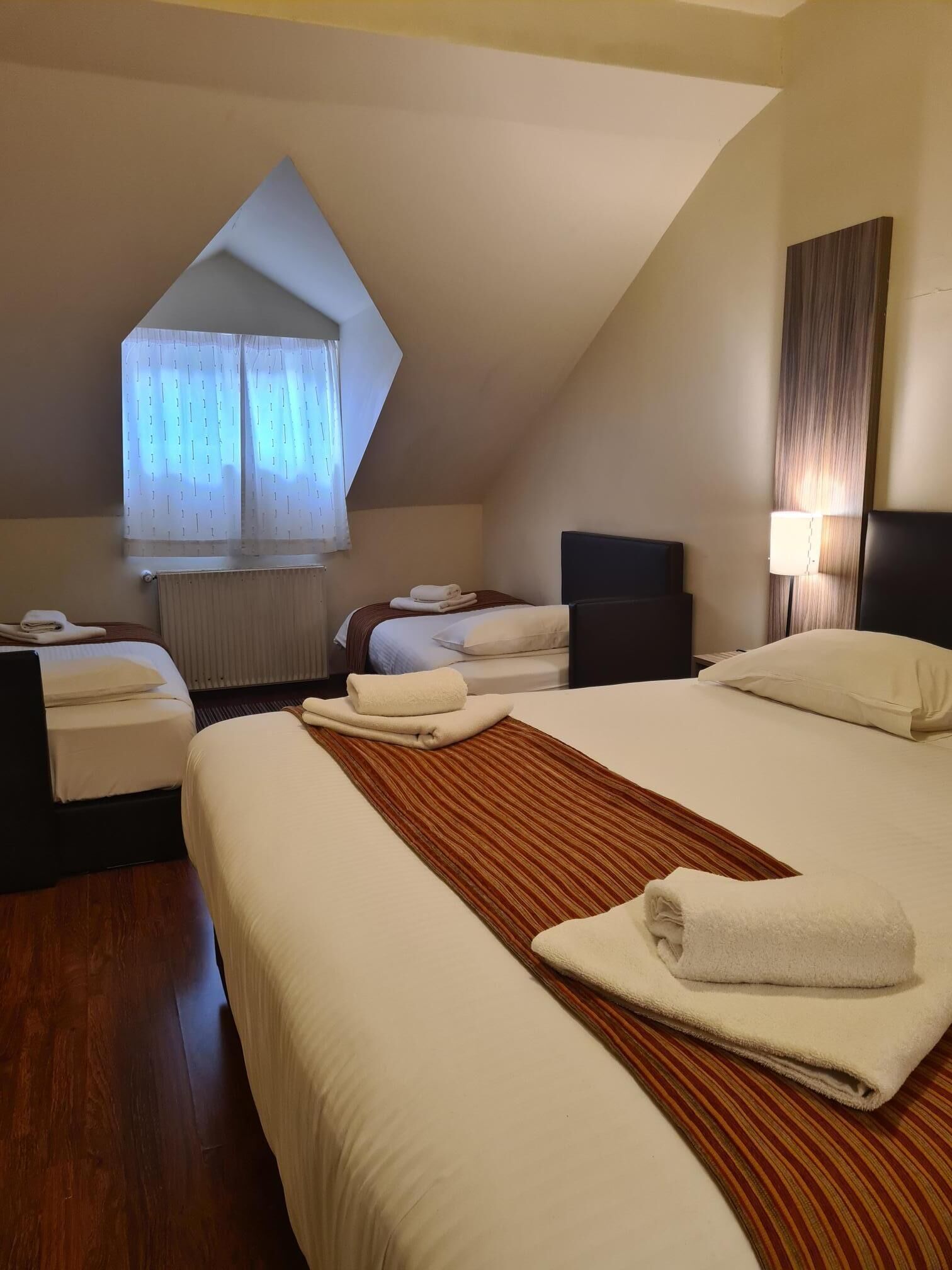 family room | in-room safe, desk, free wifi, bed sheets