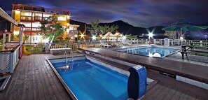 Seasonal outdoor pool - Favian Guest House (Gyeongju)