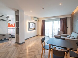 Family Suite | Living area | Flat-screen TV - Fortune D Hotel Phitsanulok  (Phitsanulok)