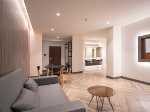 Family Suite | Living area | Flat-screen TV - Fortune D Hotel Phitsanulok  (Phitsanulok)