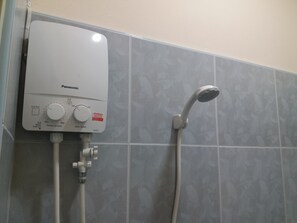 Triple Room | Bathroom shower - Benya Guest House Phimai (Phimai)